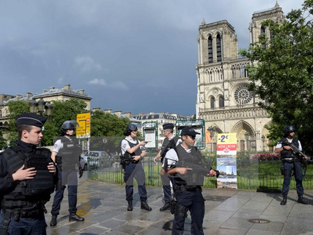 Cảnh sát Pháp phong tỏa bên ngoài nhà thờ Notre-Dame ở Paris sau vụ tấn công ngày 6/6.